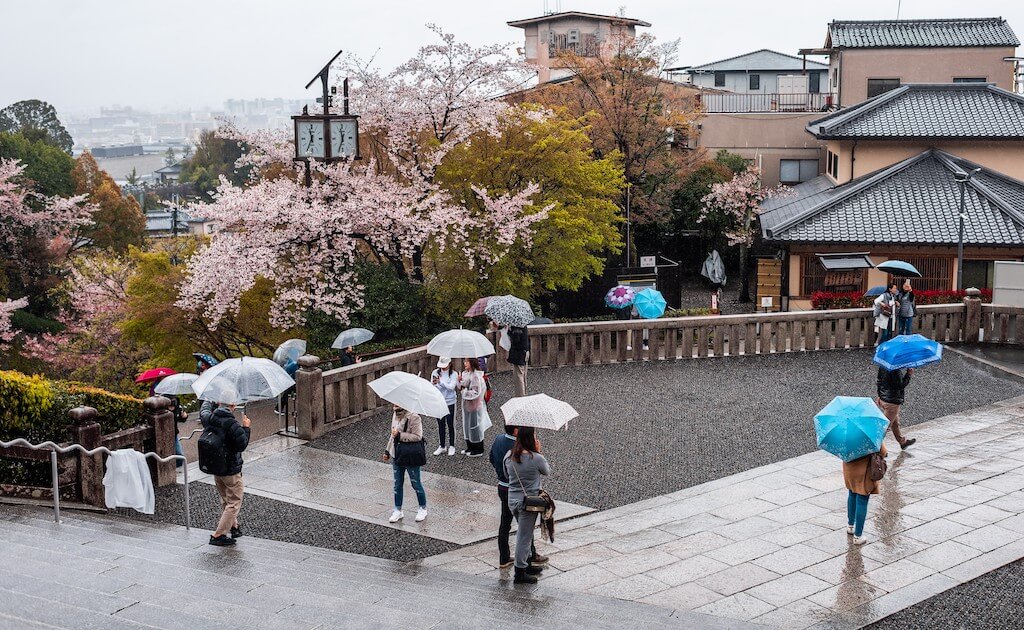 雨の日の滑り止め対策：安全を確保するための方法